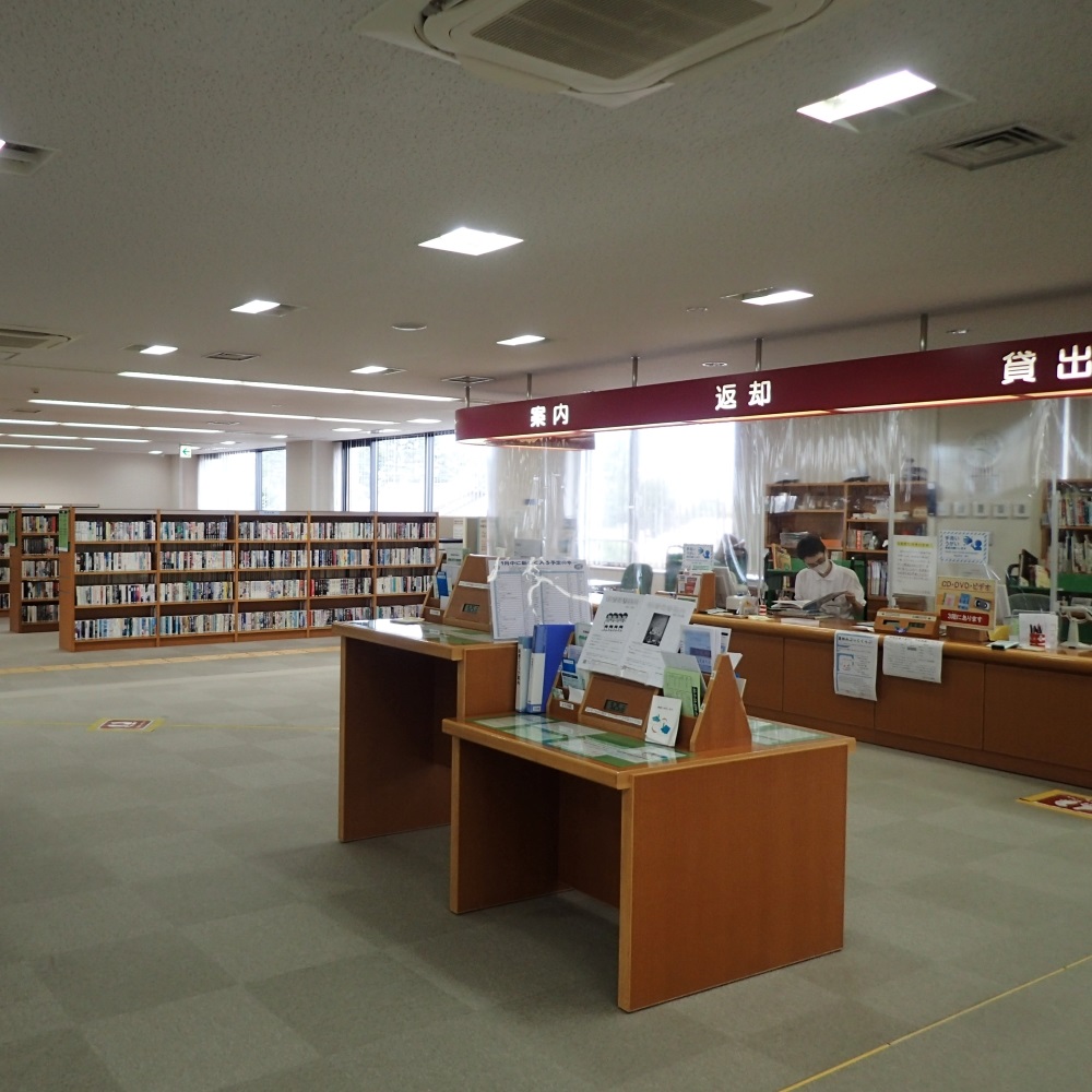 せきやど図書館　２階カウンター、一般書架