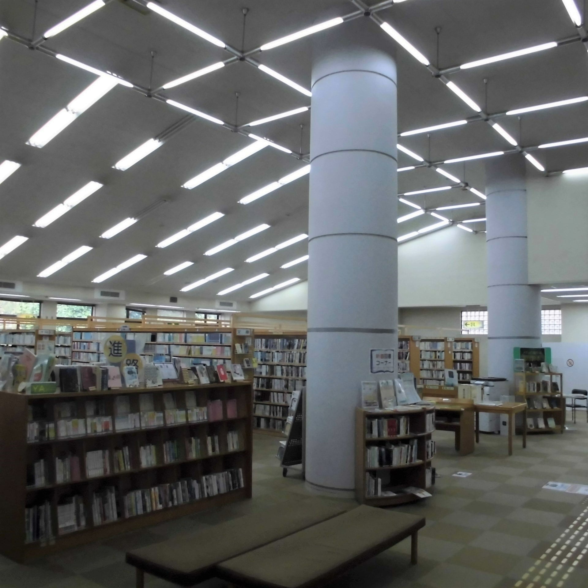 北図書館 一般書架・YAコーナー